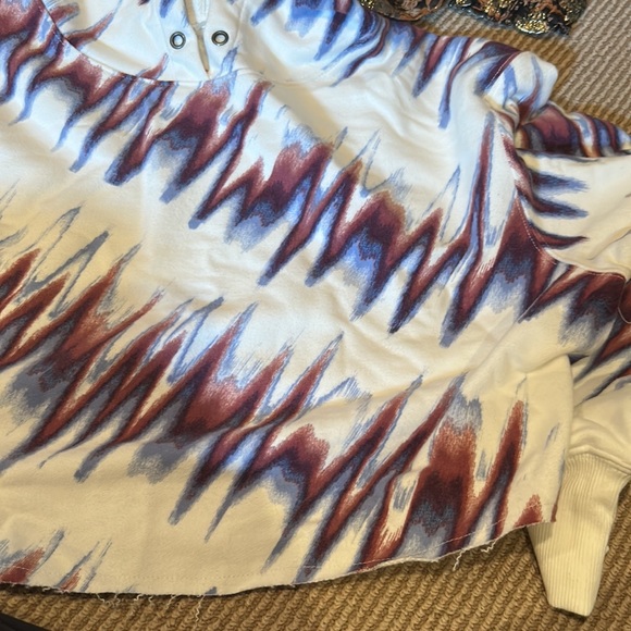 NWOT FREE PEOPLE movement halftime printed crop hoodie in blue wine size XS - Picture 4 of 8